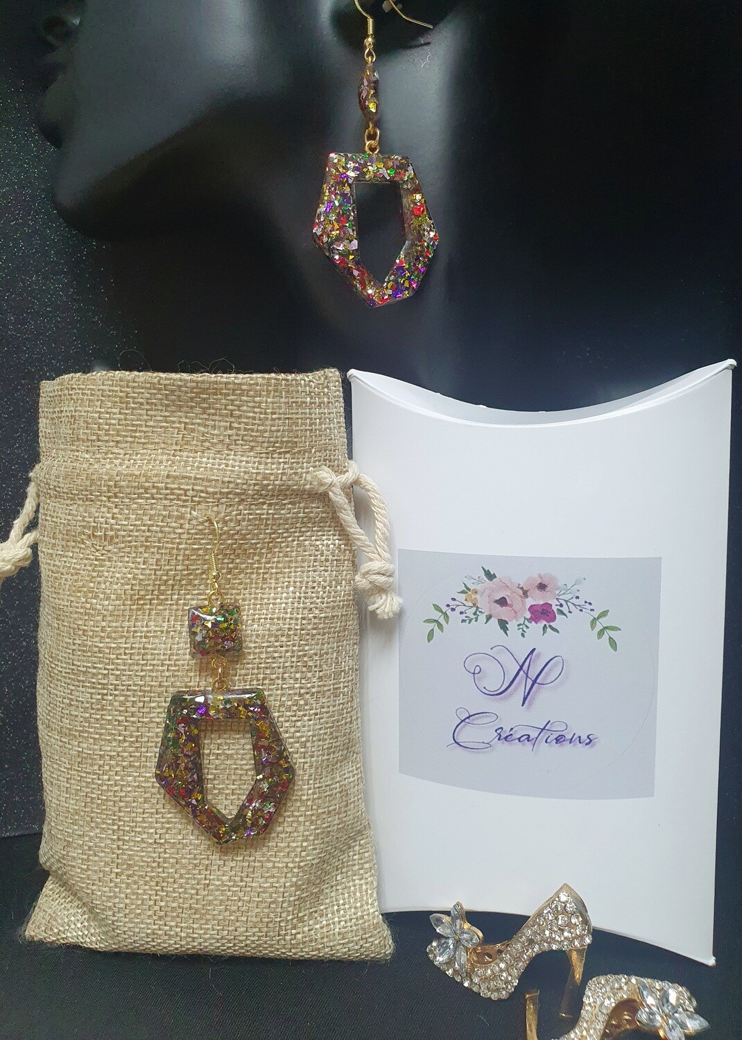 Boucles d&#39;oreilles en résine transparente et paillettes froissées multicolores très brillantes. Ultra légères à porter. Fabrication artisanale. Modèle unique