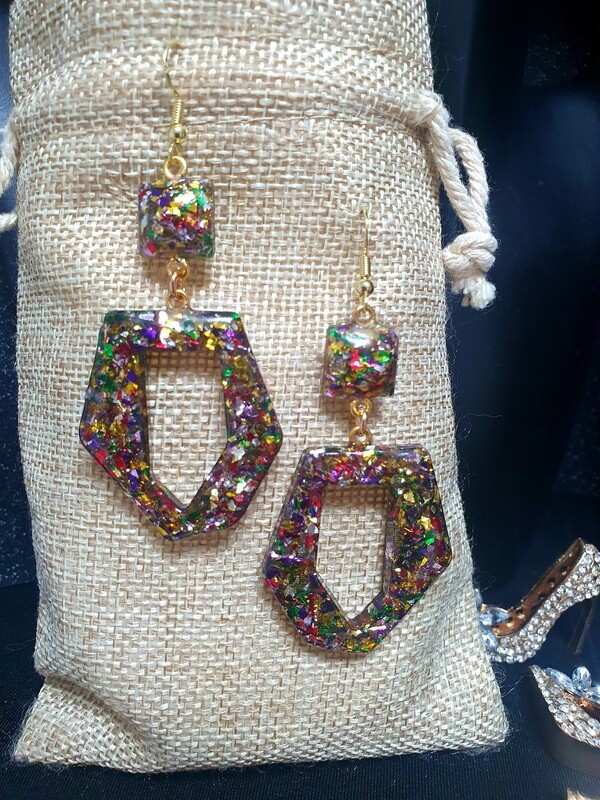 Boucles d'oreilles en résine transparente et paillettes froissées multicolores très brillantes. Ultra légères à porter. Fabrication artisanale. Modèle unique