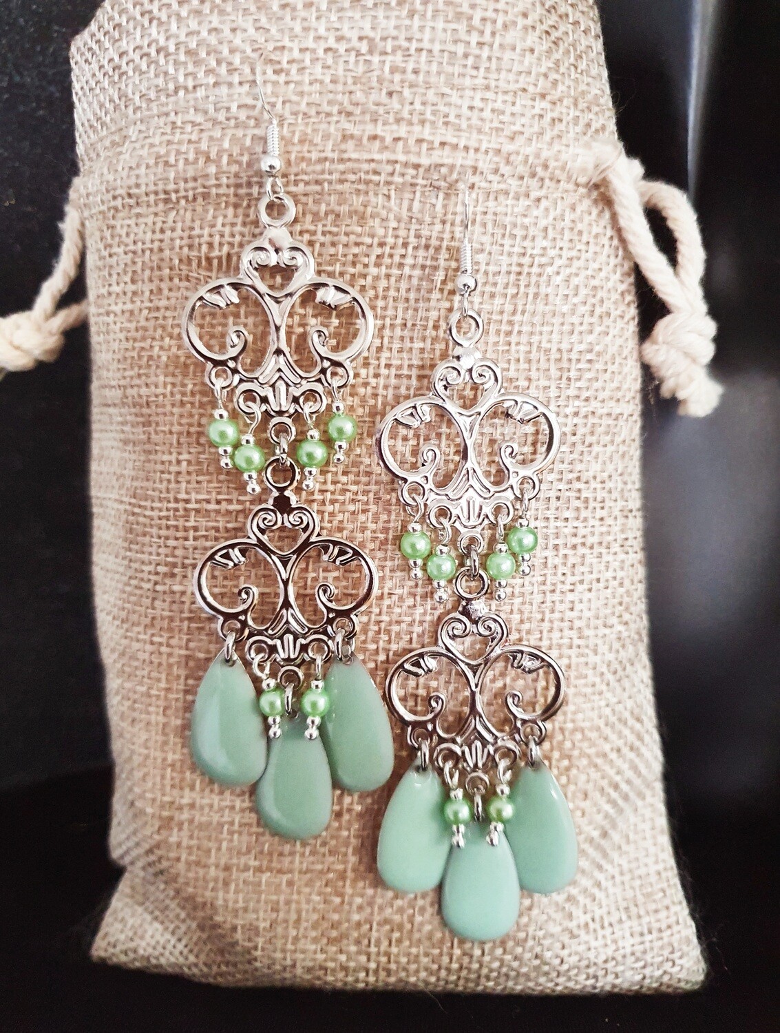 Boucles d&#39;oreilles chandeliers argentées 9cm. Ultra légères à porter. Gouttes émail vert jade. Fabrication artisanale. Modèle unique