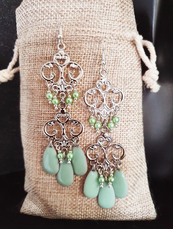 Boucles d&#39;oreilles chandeliers argentées 9cm. Ultra légères à porter. Gouttes émail vert jade. Fabrication artisanale. Modèle unique