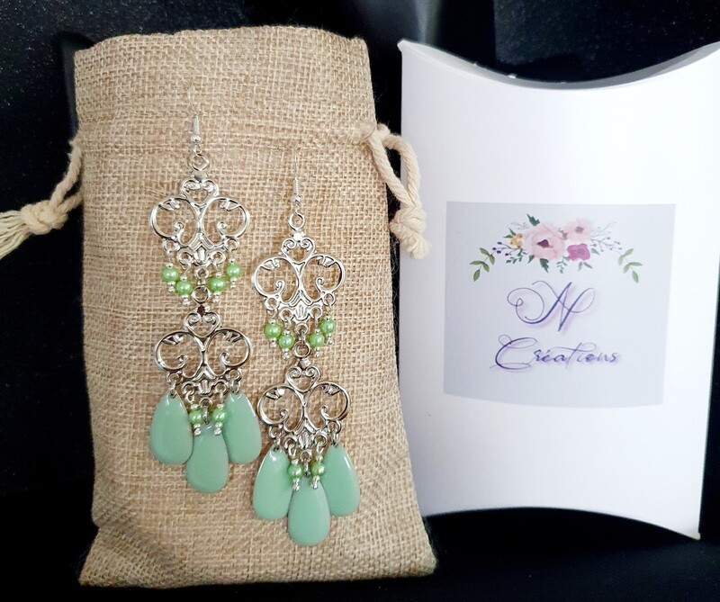 Boucles d'oreilles chandeliers argentées 9cm. Ultra légères à porter. Gouttes émail vert jade. Fabrication artisanale. Modèle unique