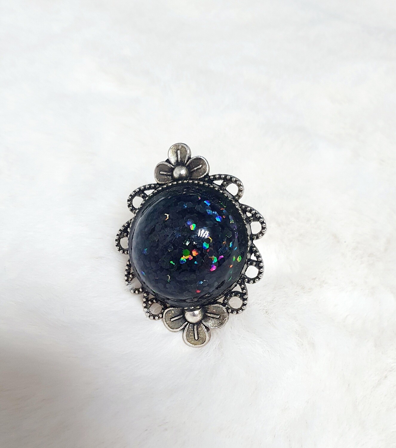 Bague ajustable fantaisie fleurs en métal vieilli. Gros cabochon bombé en résine noire et paillettes. Fabrication artisanale. Modèle unique