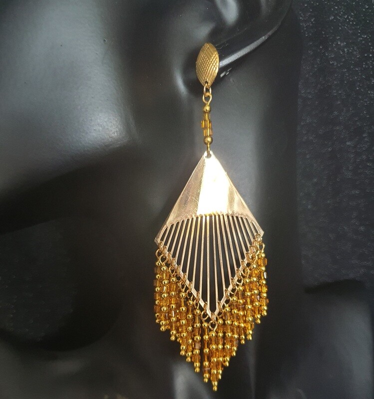 Grandes boucles d'oreilles dorées,  boutons (ou crochets à la demande) Chaque losange est orné de 79 cubes de cristal ambre et 95 billes dorées. Fabrication artisanale. Modèle unique.