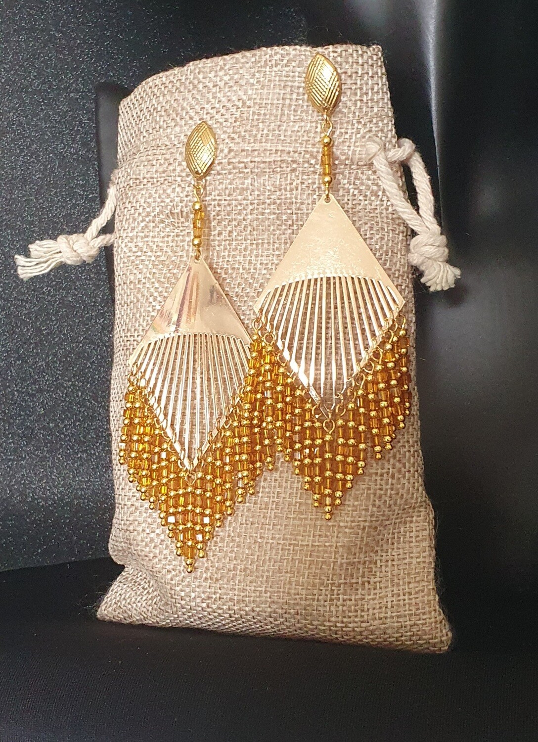 Grandes boucles d&#39;oreilles dorées,  boutons (ou crochets à la demande) Chaque losange est orné de 79 cubes de cristal ambre et 95 billes dorées. Fabrication artisanale. Modèle unique.