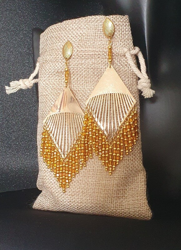 Grandes boucles d&#39;oreilles dorées,  boutons (ou crochets à la demande) Chaque losange est orné de 79 cubes de cristal ambre et 95 billes dorées. Fabrication artisanale. Modèle unique.