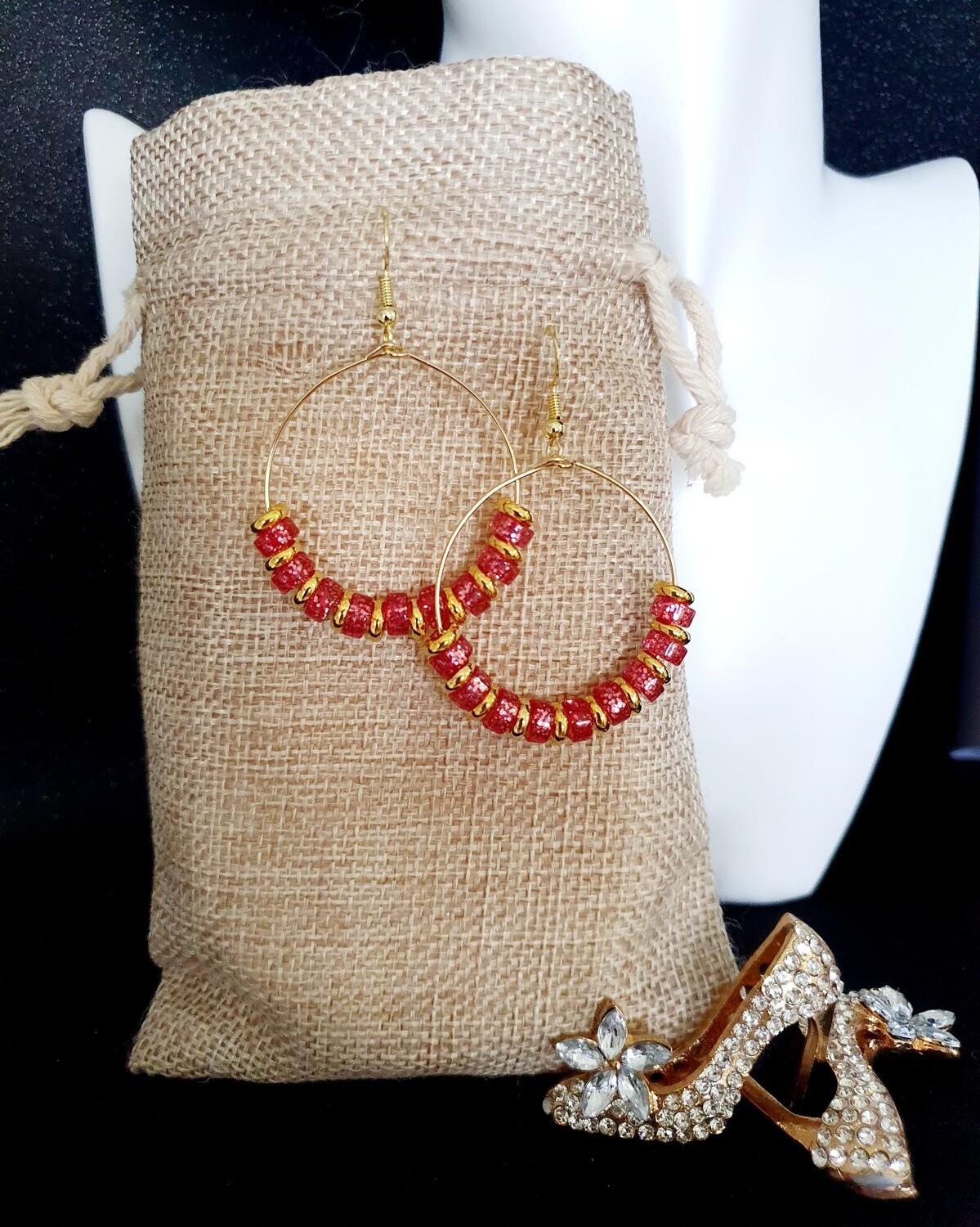 Créoles dorées diam.4cm. Perles heishis polaris rouge fraise🍓 pailletées et disques intercalaires dorés. Fabrication artisanale. Modèle unique