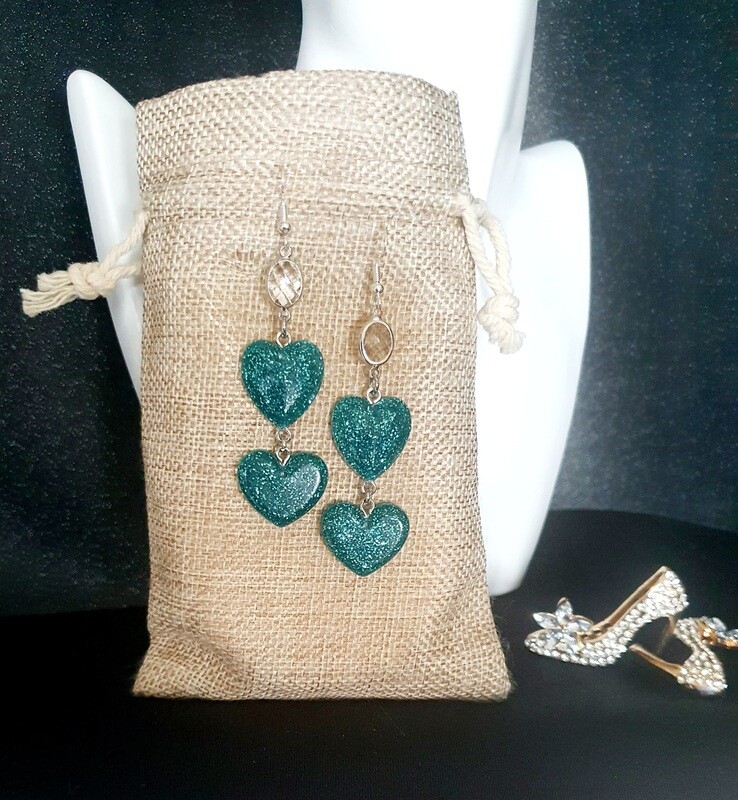 💙💙 Boucles d'oreilles argentées. Cœurs en résine transparente et paillettes bleues. Connecteurs cristal. Fabrication artisanale. Modèle unique