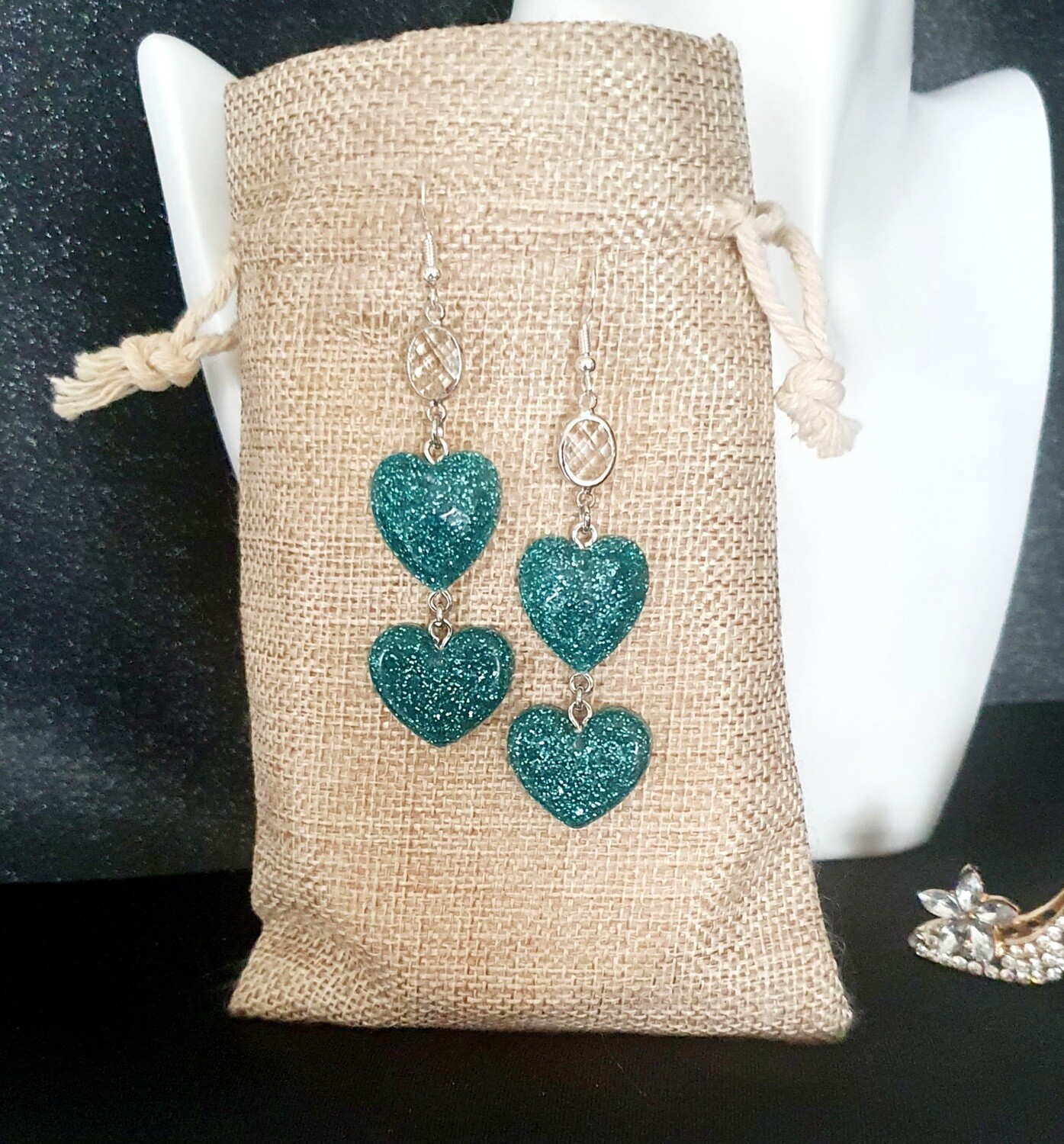 💙💙 Boucles d&#39;oreilles argentées. Cœurs en résine transparente et paillettes bleues. Connecteurs cristal. Fabrication artisanale. Modèle unique