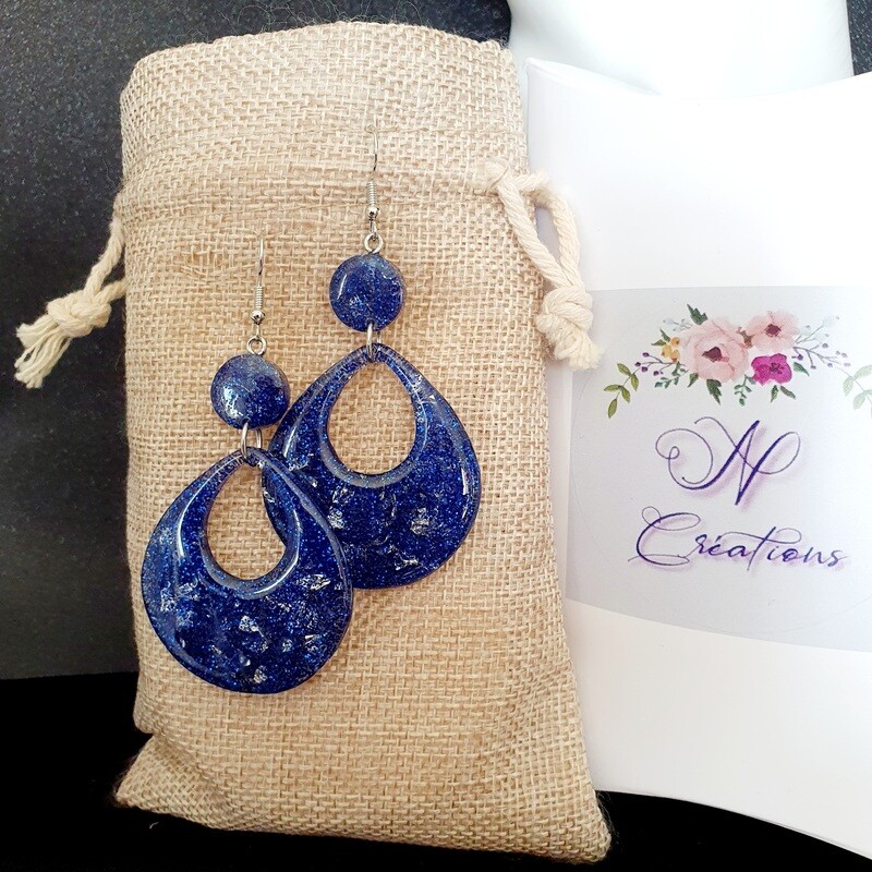 Boucles d'oreilles gouttes 3,5cm/5,5cm en résine bleue pailletée et flocons d'argent. Ultra féminines 💄 et très légères à porter. Crochets hypoallergéniques.
Fabrication artisanale. Modèle unique