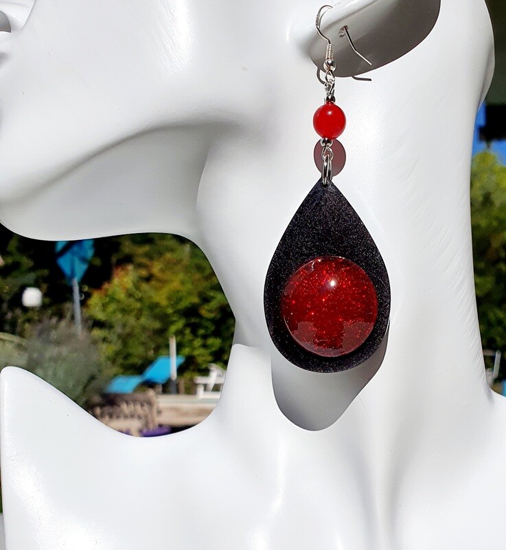 💄 Boucles d'oreilles originales gouttes en résine époxy noire irisée et gros cabochon bombé rouge rubis