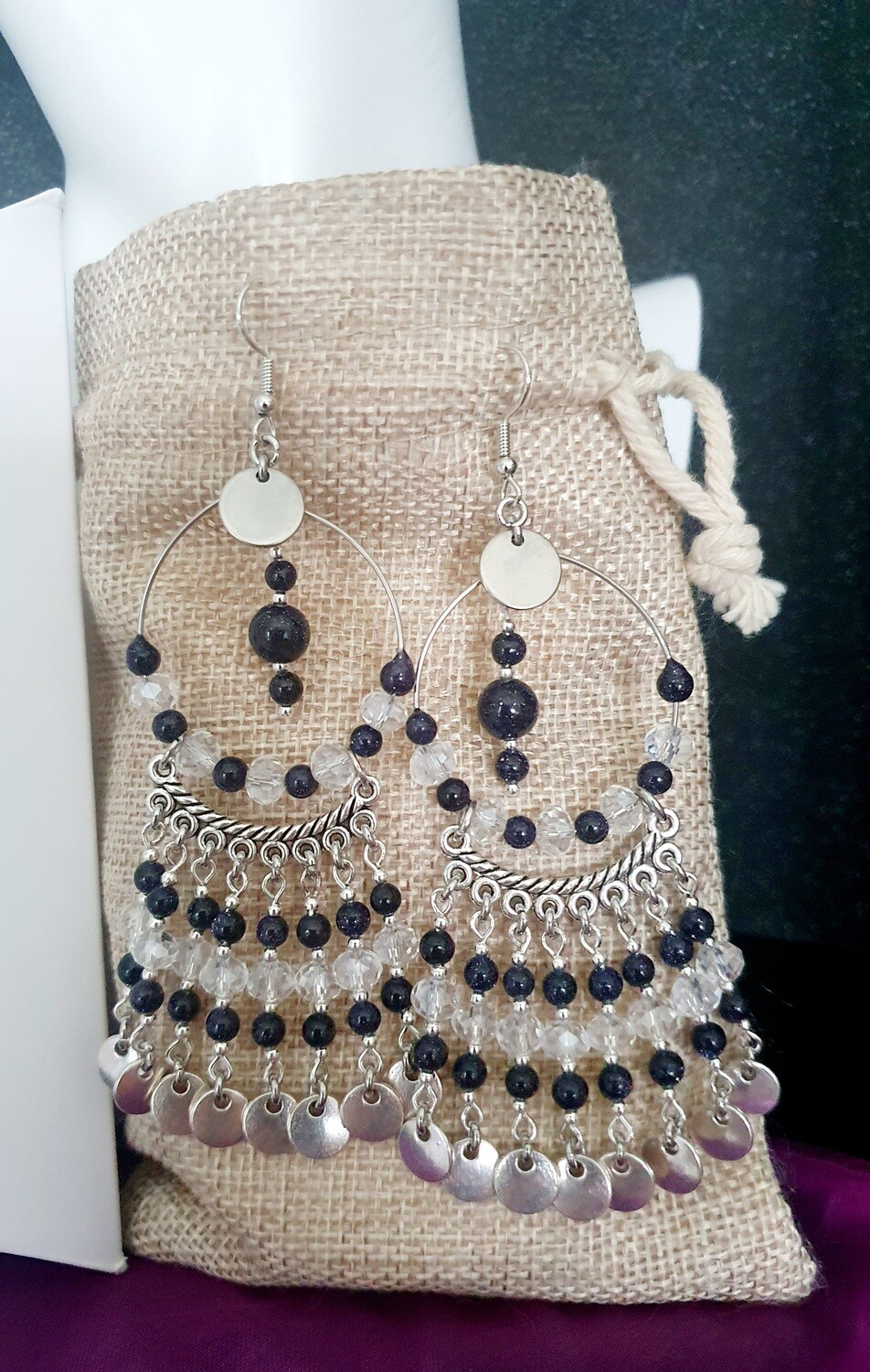 Boucles d&#39;oreilles chandeliers. Long.9cm. Perles de soleil galaxie bleues/noires irisées. Crochets hypoallergéniques sans nickel. Fabrication artisanale. Modèle unique.