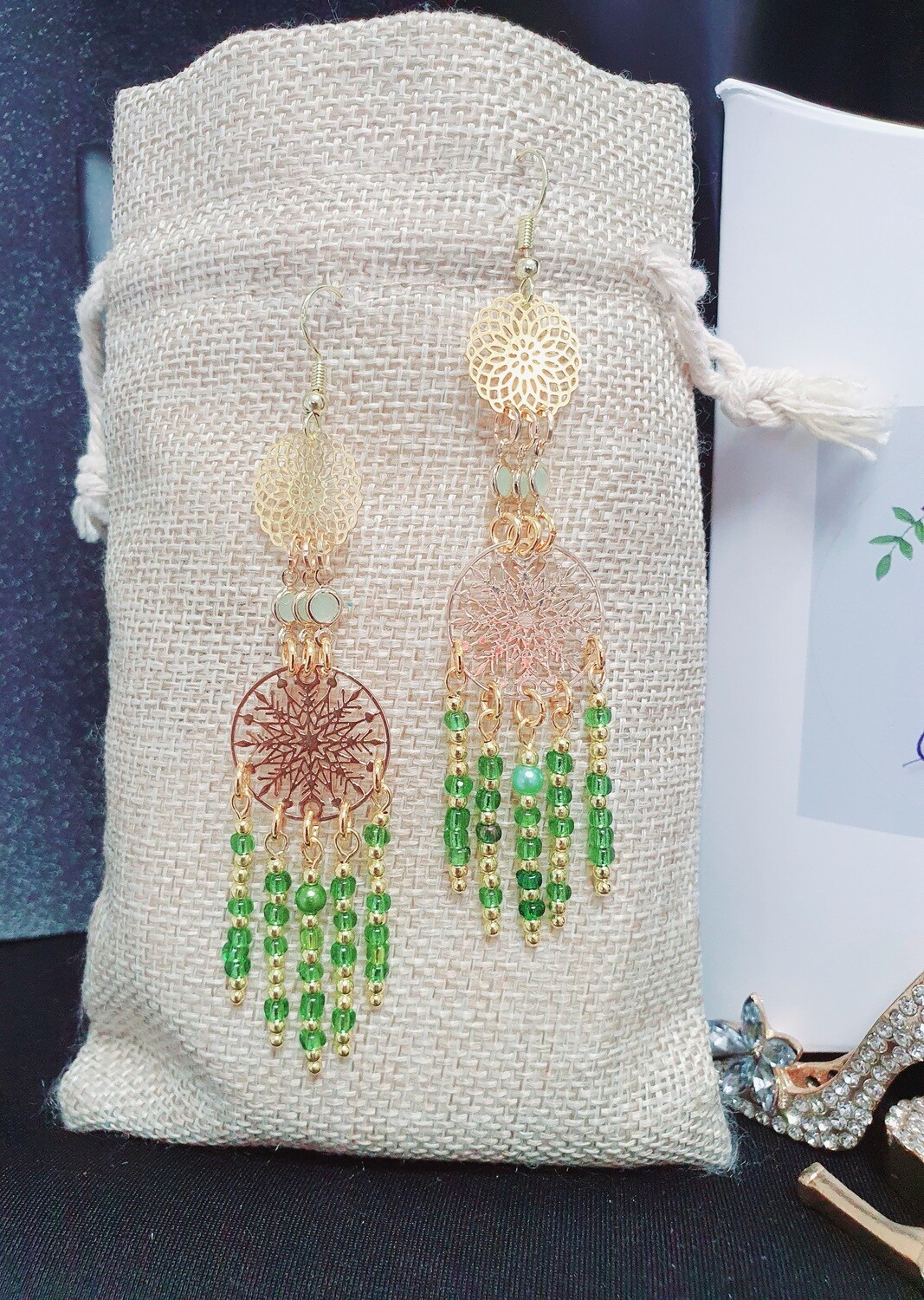 Bohême Longues boucles d&#39;oreilles dorées 8cm. Rosaces délicatement ciselées et petites perles de rocailles vertes en verre. Crochets hypoallergéniques. Fabrication artisanale. Modèle unique.