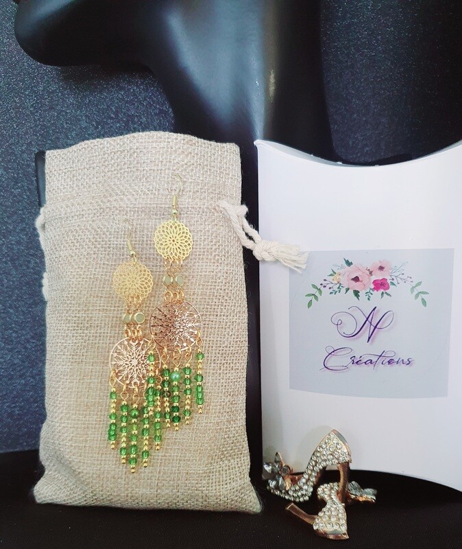 Bohême Longues boucles d'oreilles dorées 8cm. Rosaces délicatement ciselées et petites perles de rocailles vertes en verre. Crochets hypoallergéniques. Fabrication artisanale. Modèle unique.