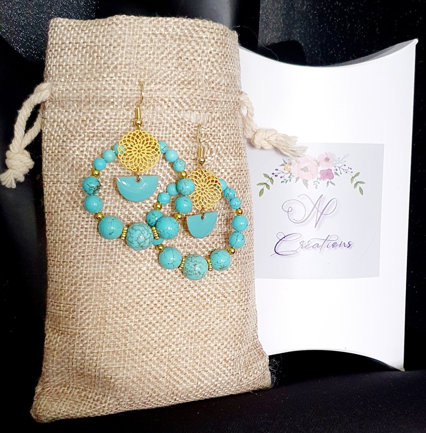 Très jolies créoles turquoises. Diam.4cm. Rosaces dorées finement ciselées. Crochets hypoallergéniques. Fabrication artisanale. Exemplaire unique