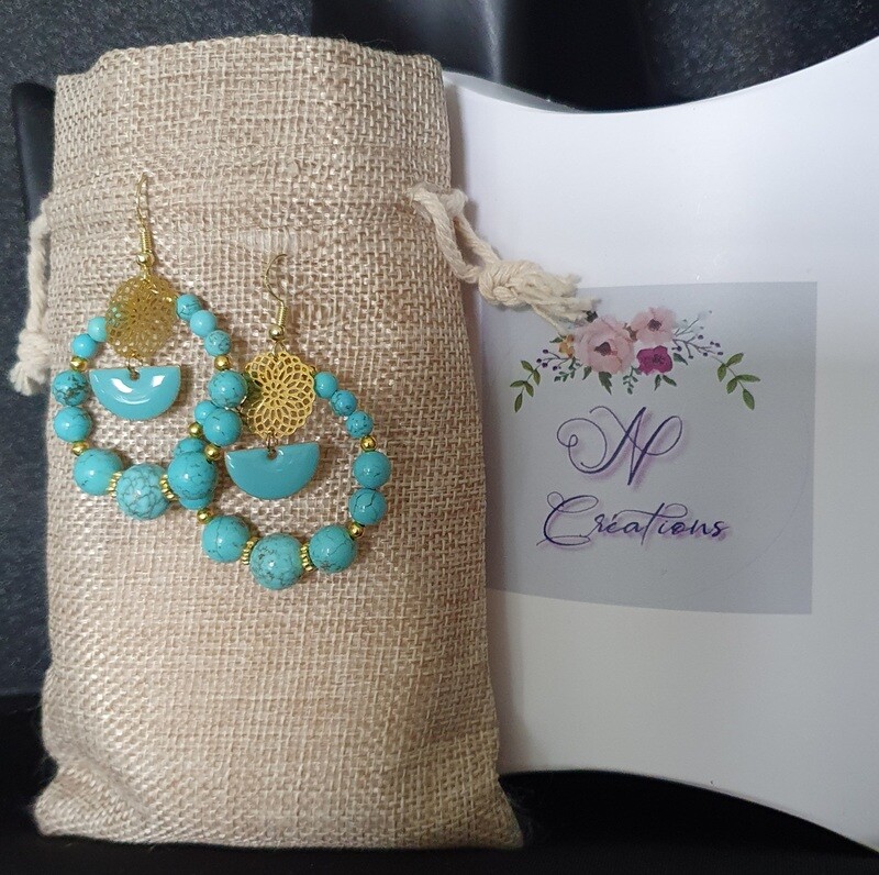 Très jolies créoles turquoises. Diam.4cm. Rosaces dorées finement ciselées. Crochets hypoallergéniques. Fabrication artisanale. Exemplaire unique