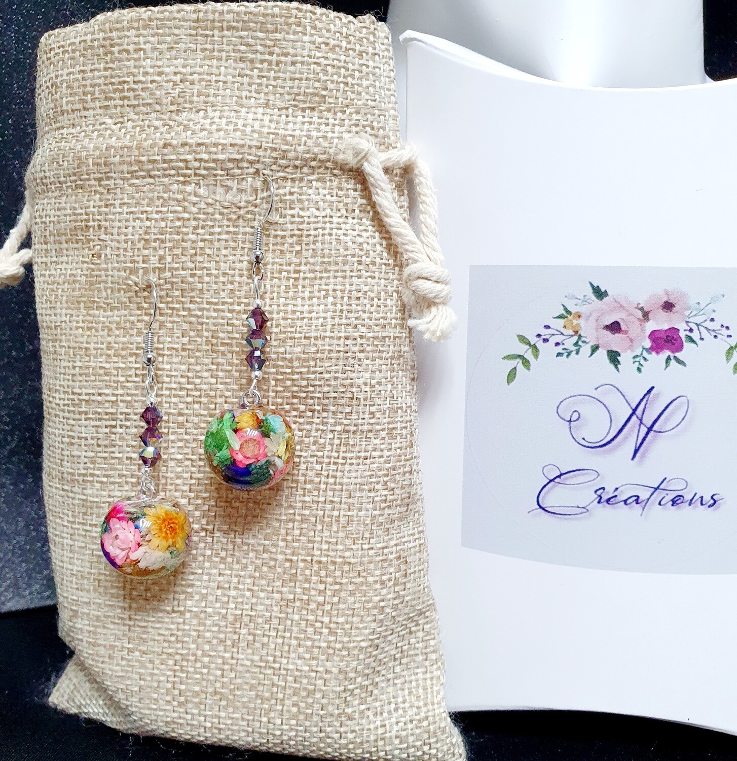 🌸Bohême🌼 Boucles d&#39;oreilles petites sphères diam.1,5cm en résine transparente et véritables fleurs séchées multicolores. Fabrication artisanale. Exemplaire unique.