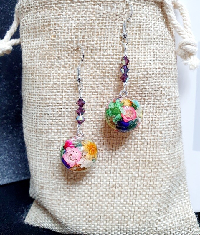 🌸Bohême🌼 Boucles d'oreilles petites sphères diam.1,5cm en résine transparente et véritables fleurs séchées multicolores. Fabrication artisanale. Exemplaire unique.