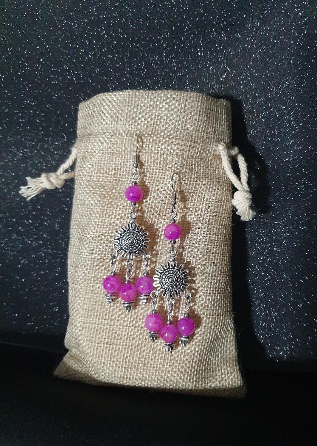 💕 Bohême 💕 Jolies boucles d&#39;oreilles rosaces en acier inoxydable et perles fuchsia marbrées en verre. Fabrication artisanale. Exemplaire unique