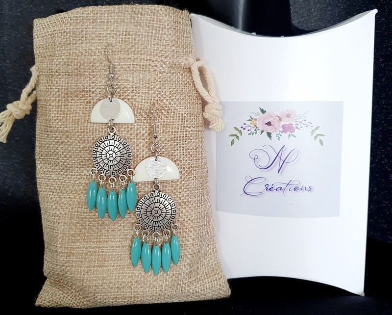 🤩Aztèques🤩 Très belles boucles d'oreilles de style Aztèque. Boucliers en acier inoxydable. Pampilles turquoises et demies-lunes crème en émail. Fabrication artisanale. Exemplaire unique.
