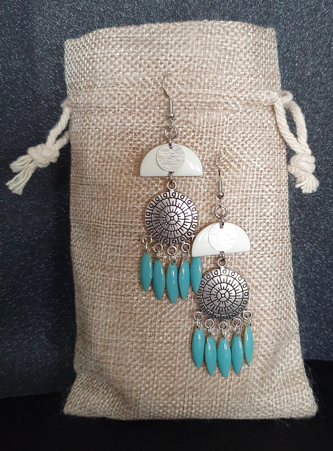 🤩Aztèques🤩 Très belles boucles d&#39;oreilles de style Aztèque. Boucliers en acier inoxydable. Pampilles turquoises et demies-lunes crème en émail. Fabrication artisanale. Exemplaire unique.