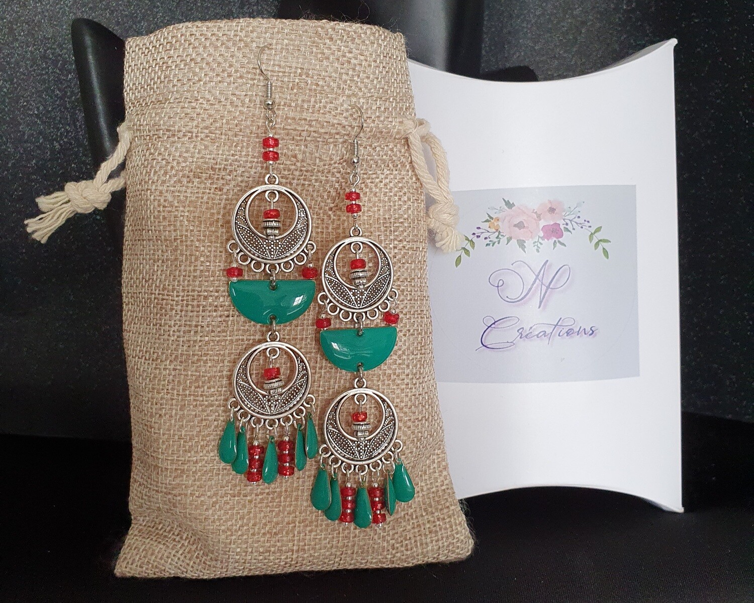💐 Bohême 💐 Magnifiques boucles d&#39;oreilles Bohême. Émail brillant vert émeraude et petits disques polaris rouges/orangés pailletés. Fabrication artisanale. Exemplaire unique.