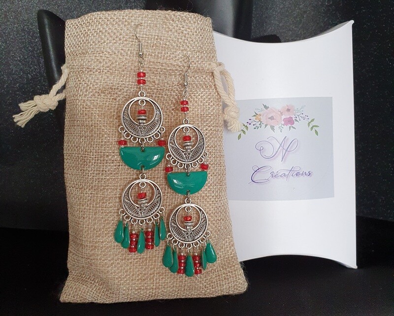 💐 Bohême 💐 Magnifiques boucles d&#39;oreilles Bohême. Émail brillant vert émeraude et petits disques polaris rouges/orangés pailletés. Fabrication artisanale. Exemplaire unique.