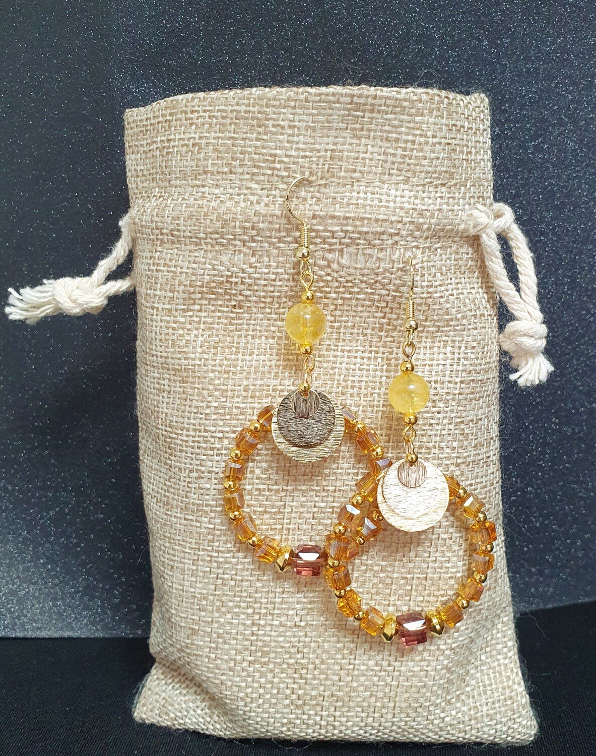 🍁Reflets d&#39;Automne🍂 Boucles d&#39;oreilles dorées, créoles et cubes de cristal couleur ambre clair. Fabrication artisanale. Modèle unique