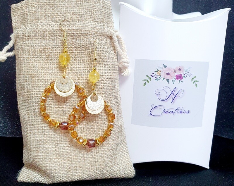 🍁Reflets d'Automne🍂 Boucles d'oreilles dorées, créoles et cubes de cristal couleur ambre clair. Fabrication artisanale. Modèle unique