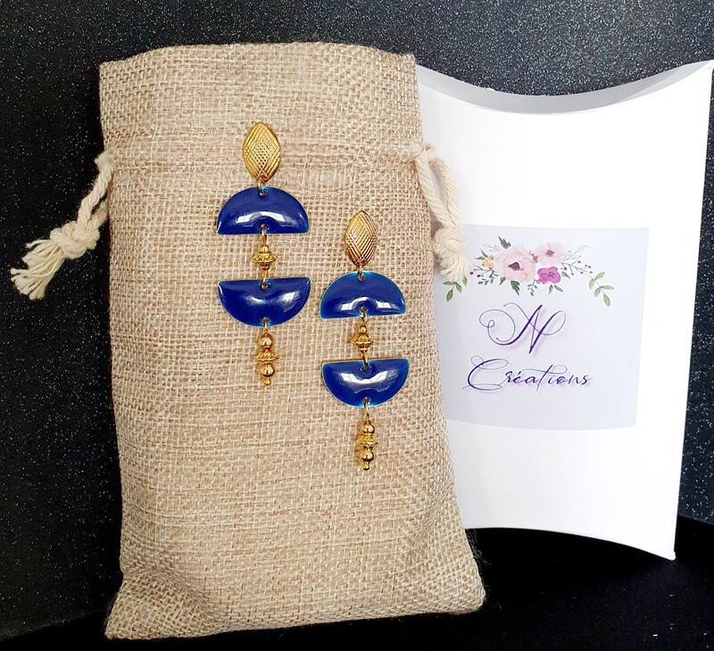 🌠 Bleu nuit 🌠 Boucles d'oreilles dorées. Demies-lunes en émail bleu nuit brillant. Fabrication artisanale. Exemplaire unique