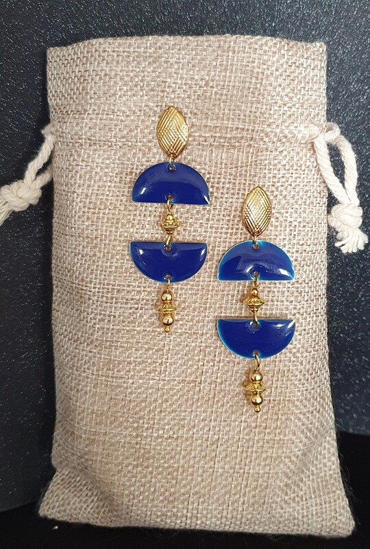 🌠 Bleu nuit 🌠 Boucles d&#39;oreilles dorées. Demies-lunes en émail bleu nuit brillant. Fabrication artisanale. Exemplaire unique