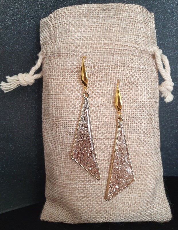 💖 L&#39;élégance en doré 💖 Boucles d&#39;oreilles dorées. Résine transparente, poudre d&#39;or et paillettes dorées. Fabrication artisanale. Modèle unique.