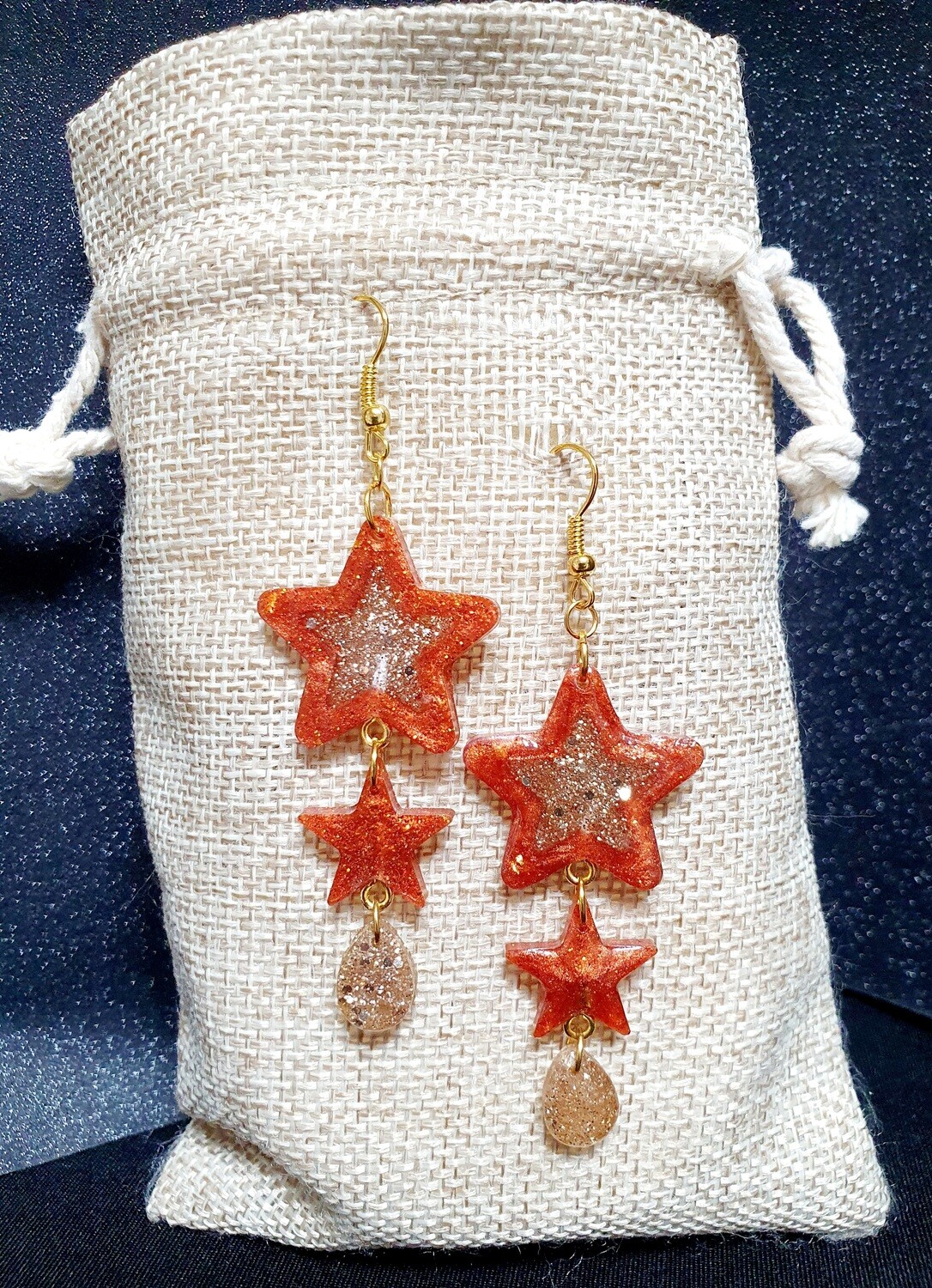 ✨️💖 Bijoux de Fêtes 💖✨️ Boucles d&#39;oreilles étoiles 🌟 en résine couleur châtaigne irrisée et centre doré pailleté. Fabrication artisanale. Modèle unique.