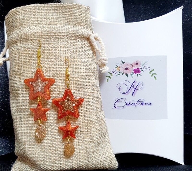 ✨️💖 Bijoux de Fêtes 💖✨️ Boucles d'oreilles étoiles 🌟 en résine couleur châtaigne irrisée et centre doré pailleté. Fabrication artisanale. Modèle unique.