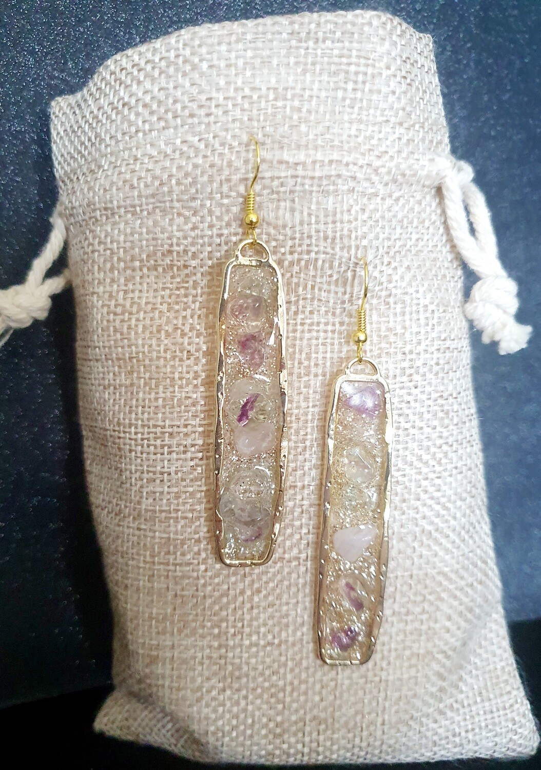 💎Chips de Fluorite et Quartz rose💎 Magnifiques boucles d&#39;oreilles rectangles baroques dorées à l&#39;or fin. Résine transparente et chips de Fluorite et Quartz rose. Fabrication artisanale