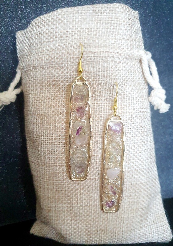 💎Chips de Fluorite et Quartz rose💎 Magnifiques boucles d&#39;oreilles rectangles baroques dorées à l&#39;or fin. Résine transparente et chips de Fluorite et Quartz rose. Fabrication artisanale