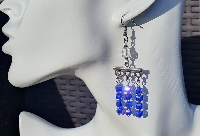 ✨️Élégantes et rafinées boucles d'oreilles Bohême. Petits cubes facettés en cristal bleu saphir. Fabrication artisanale. Exemplaire unique.
