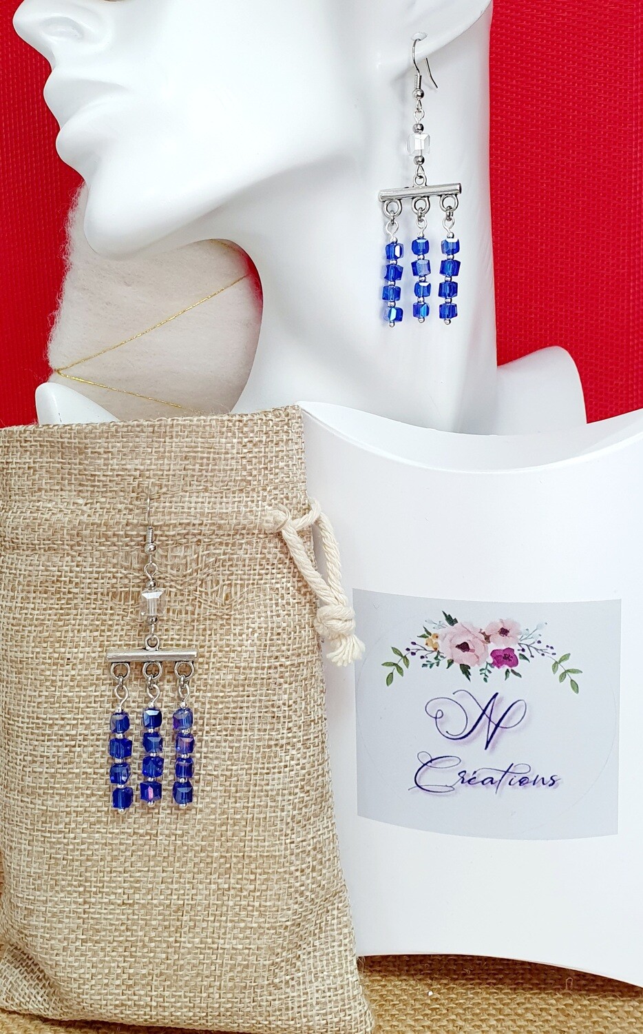✨️Élégantes et rafinées boucles d&#39;oreilles Bohême. Petits cubes facettés en cristal bleu saphir. Fabrication artisanale. Exemplaire unique.
