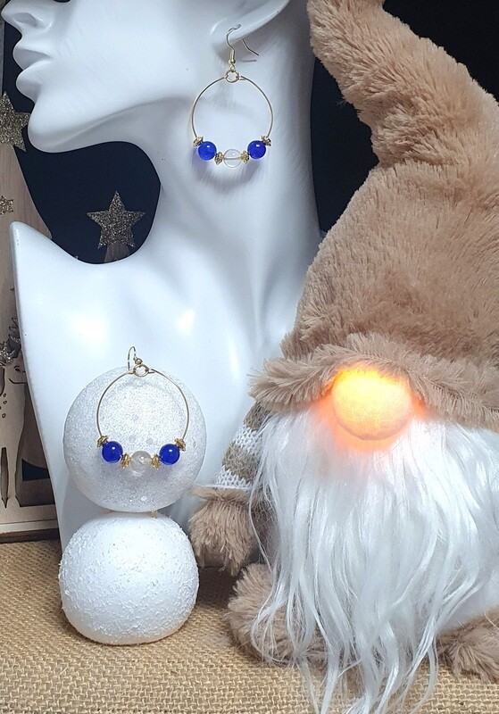 💙 Jolies créoles dorées 💙 Perles en verre bleu saphir et cristal de roche. Fabrication artisanale. Existe en vert émeraude, rouge jaspe et noir