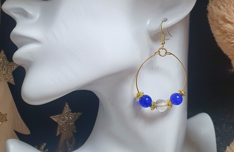 💙 Jolies créoles dorées 💙 Perles en verre bleu saphir et cristal de roche. Fabrication artisanale. Existe en vert émeraude, rouge jaspe et noir