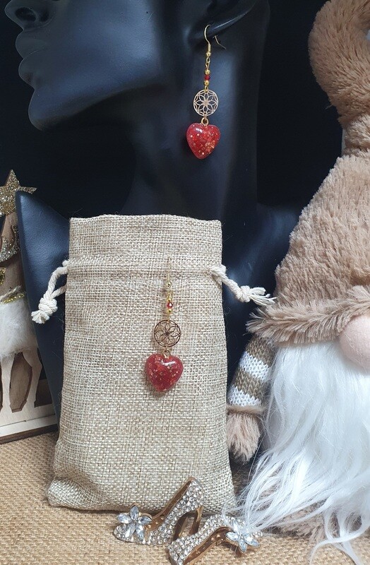 💋 Glamour chic 💋 Très jolies boucles d'oreilles coeurs bombés en résine rouge. Fabrication artisanale. Exemplaire unique