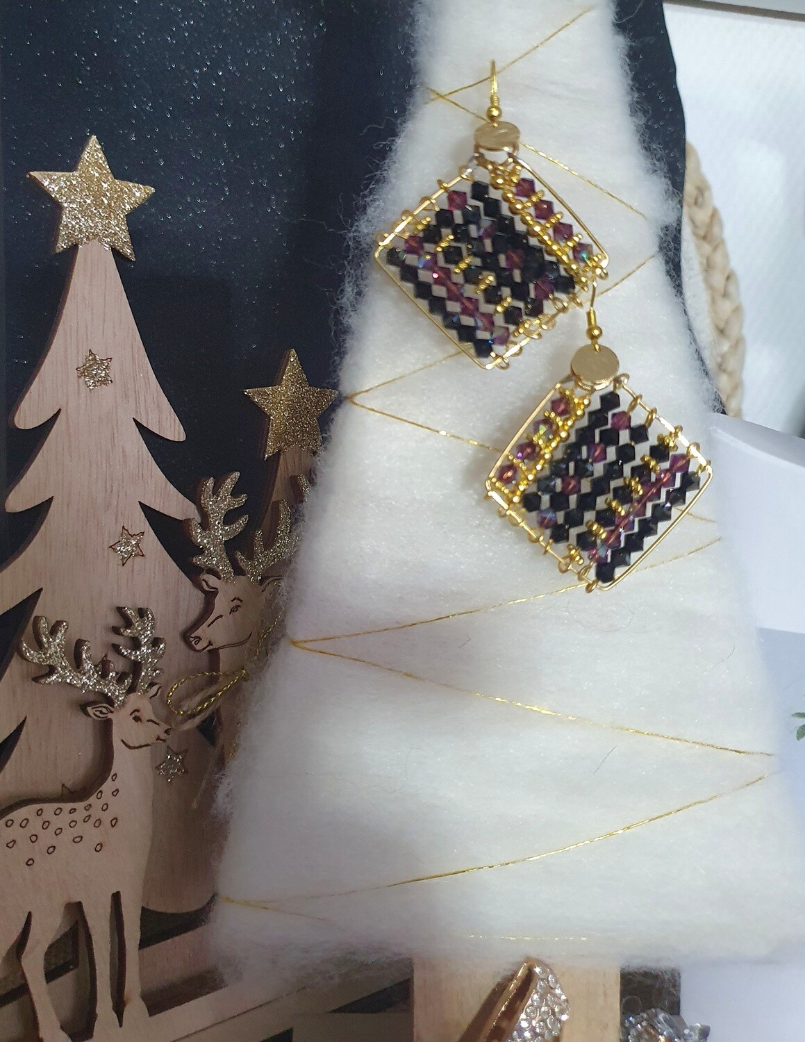 💝 Noir, pourpre et Or 💝 Étincelantes boucles d&#39;oreilles. Entièrement faites à la main. Losanges dorés et perles toupies en cristal. Exemplaire unique.