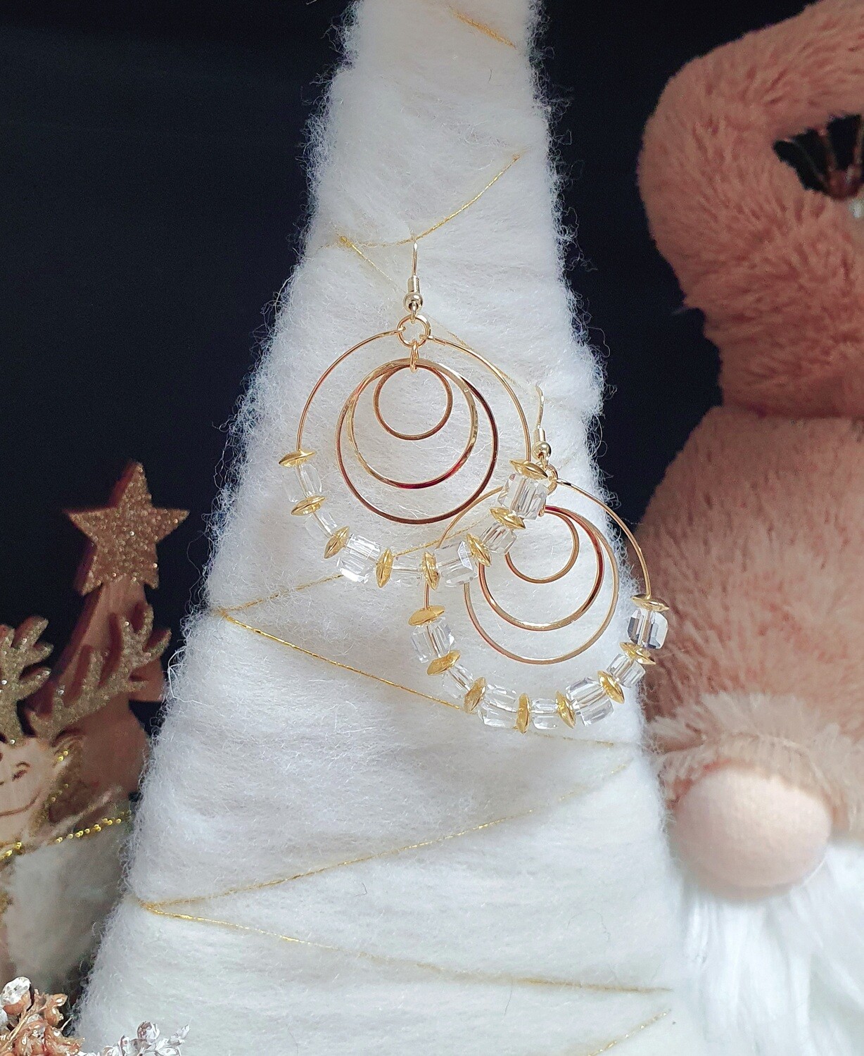 💖 Collection Bijoux de Fêtes ✨️ 💖 
Magnifiques créoles dorées diam.3,5cm. Cubes de cristal. Fabrication artisanale. Exemplaire unique.