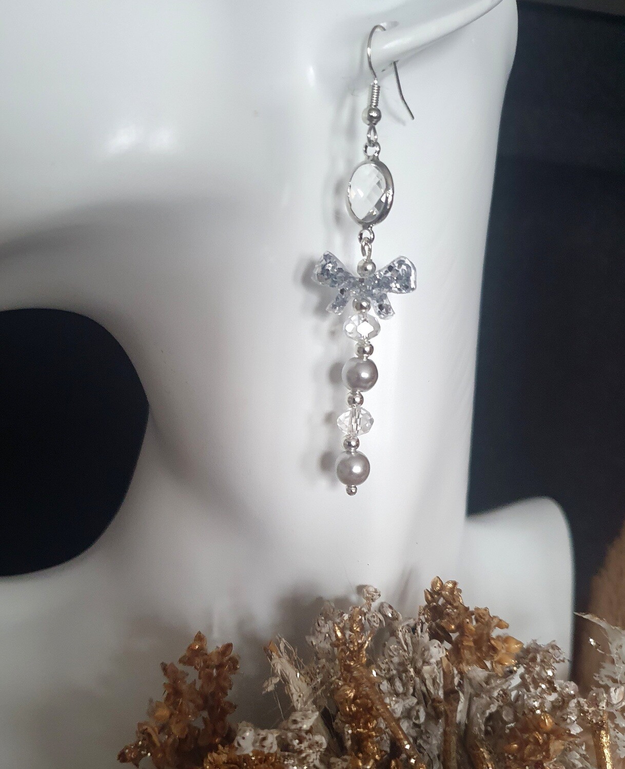 💖 Ravissantes boucles d&#39;oreilles argentées. Perles argent nacrées et toupies en cristal. Petits nœuds papillons en résine et paillettes argentées. Fabrication artisanale. Exemplaire unique.