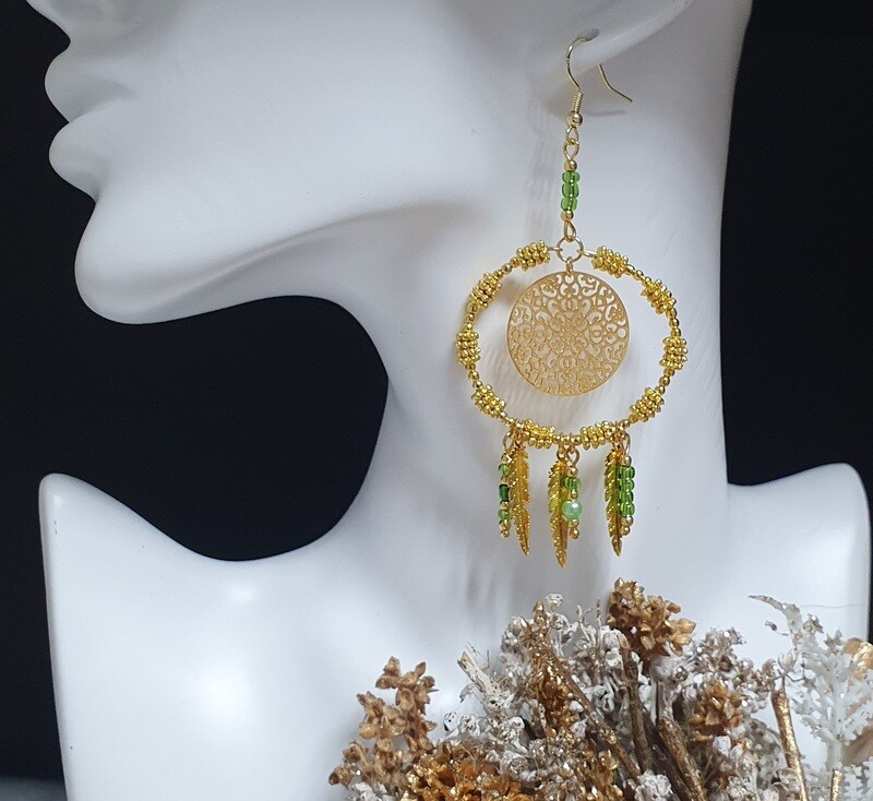 💖 Grandes créoles Bohême en laiton doré. Attrape-rêves rêves plumes. Fabrication artisanale. Exemplaire unique