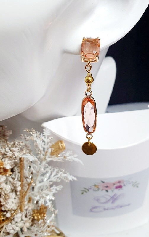 💝 Élégantes boucles d'oreilles puces dorées. Pendentifs rectangulaires et ovales en cristal rosé. Fabrication artisanale. Exemplaire unique.