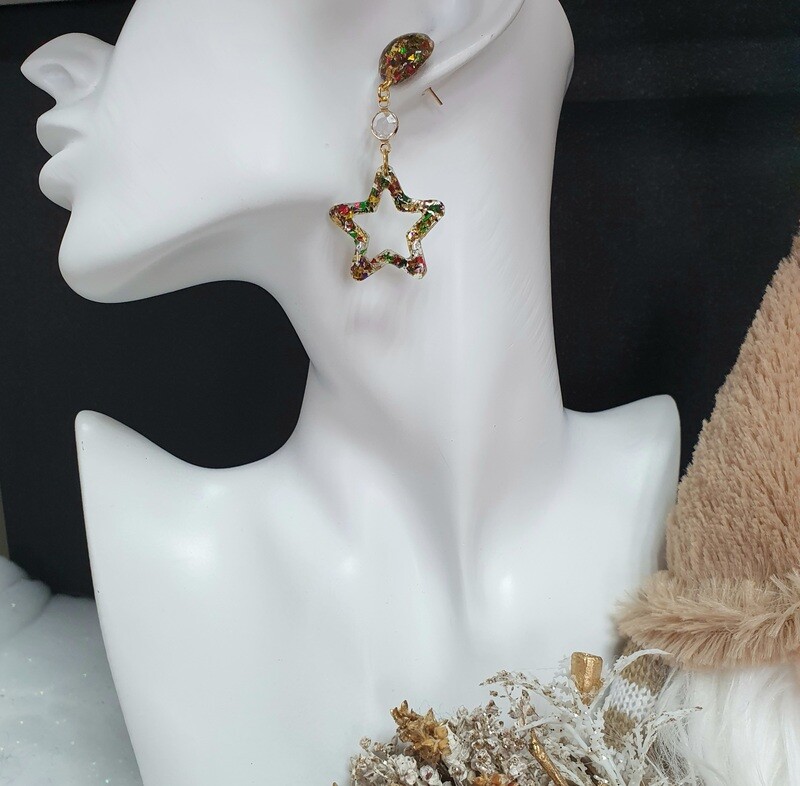 🥳 Festives🥳 Boucles d'oreilles dorées puces. Cabochons et étoiles 🌟 en résine transparente et paillettes froissées multicolores. Fabrication artisanale. Exemplaire unique.