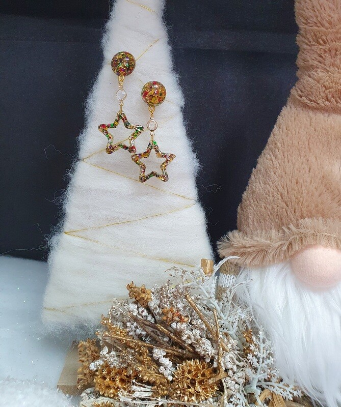 🥳 Festives🥳 Boucles d&#39;oreilles dorées puces. Cabochons et étoiles 🌟 en résine transparente et paillettes froissées multicolores. Fabrication artisanale. Exemplaire unique.