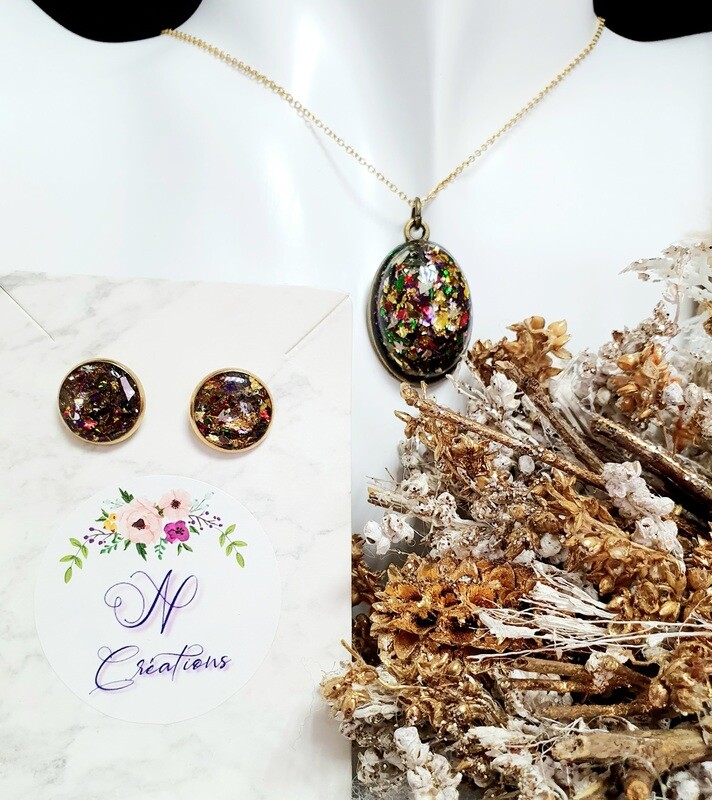 🥳 Boutons d'oreilles offerts pour l'achat du collier🥳 Collier 45cm Pendentif ovale bronze et cabochon bombé en résine transparente et paillettes froissées multicolores. Fabrication artisanale.