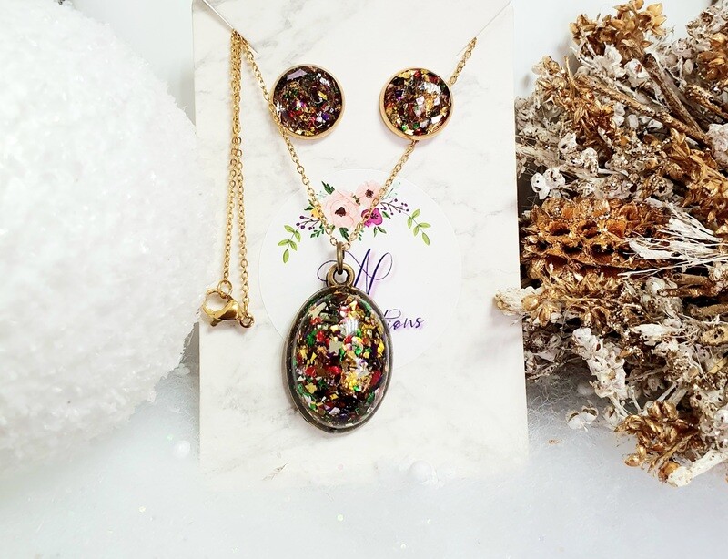 🥳 Boutons d&#39;oreilles offerts pour l&#39;achat du collier🥳 Collier 45cm Pendentif ovale bronze et cabochon bombé en résine transparente et paillettes froissées multicolores. Fabrication artisanale.