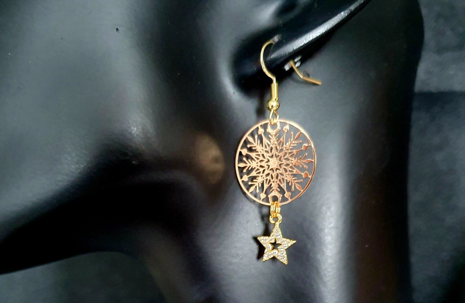 🌟NOËL🌟 Très jolies boucles d&#39;oreilles dorées. Pendentifs estampes filigranes flocons de neige ❄️ et petites étoiles 🌟 strass. Fabrication artisanale. Exemplaire unique.